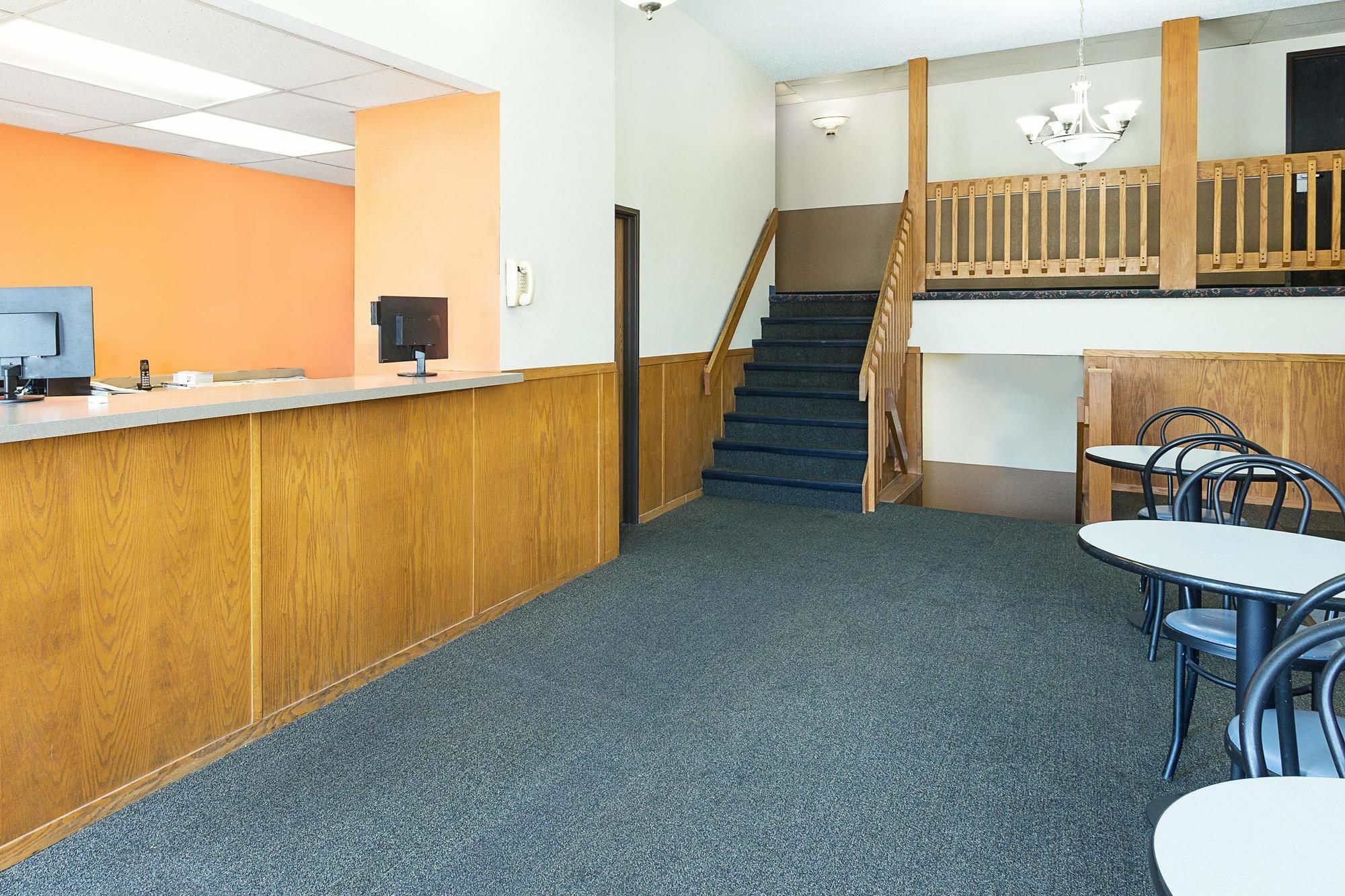 Hotel Super 8 By Wyndham Clinton Exterior foto